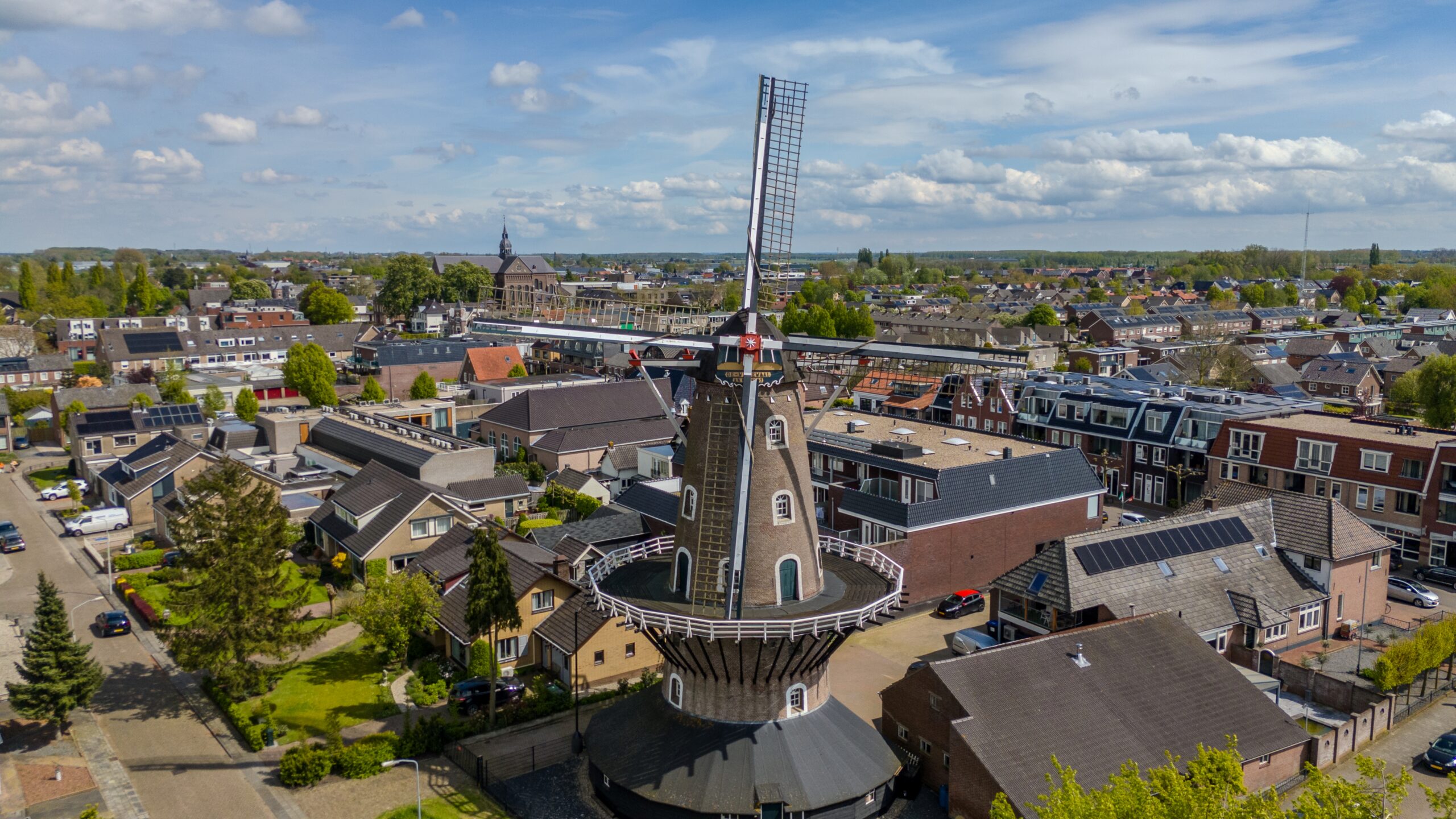 Molen in centrum van Beneden-Leeuwen